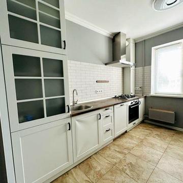 Простора квартира з сучасним ремонтом
