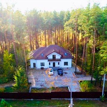 Будинок в сосновому лісі