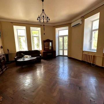 Продається простора квартира в історичному центрі міста