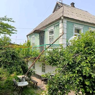 Продам 2-х этажный дом ,в черте города, с большим участком земли
