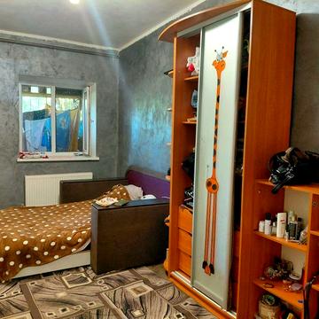 У продажу хороша велика 2-кімнатна квартира.