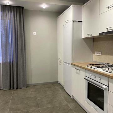 Зоряна вул., 8б