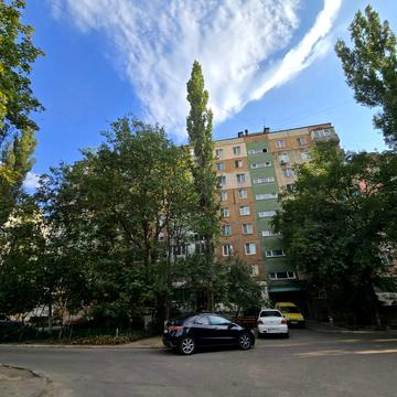Космонавтів вул., 146а