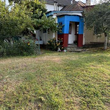 Половину будинку