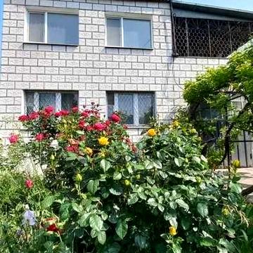 (13)Продам просторий 2-поверховий будинок в центрі с. Молодіжне.