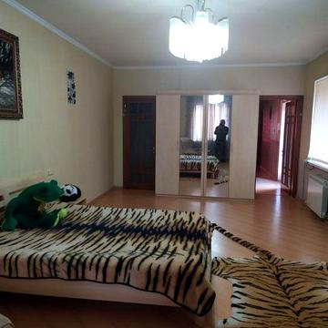 Сдам дом  на 2 входа , бомбоубежище,, гараж 4 к 250 м ! Малиновский р