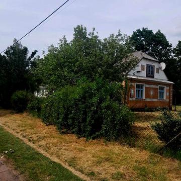 Будинок з надвірними спорудами