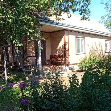 Житловий будинок з надвірними спорудами