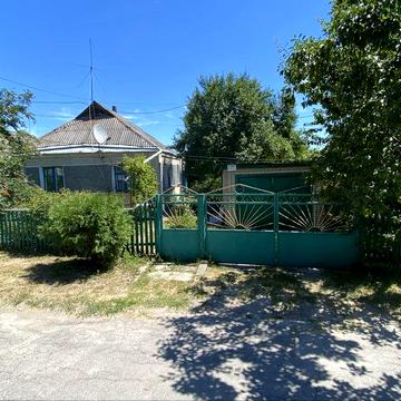 Продається будинок з земельною ділянкою