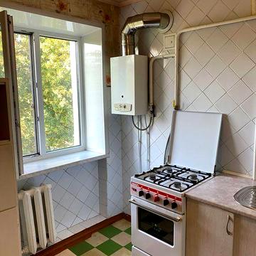 Продається простора 2-кімнатна квартира у тихому районі Кам’янського