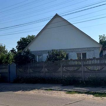 Будинок біля магазину Барвінок, поруч 9 школа, стадіон, автовокзал)