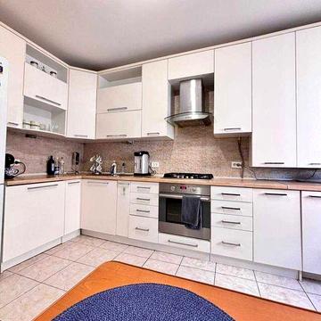 ТРИкімнатна квартира в центрі з ремонтом та меблями