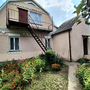 Продається 1/2 будинку,виведена в окреме домоволодіння,в с.Плесецьке