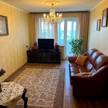 Продам 2 кім. квартиру на ж/м Червоний Камінь, вул. Коробова. Ремонт.