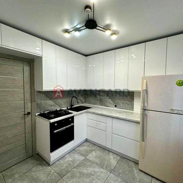 Продам 2к квартиру, чешка, евроремонт, Тополь-3