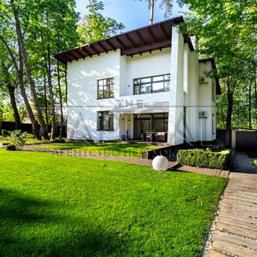 Патріарха Володимира Романюка вул. (Жовтнева), 1