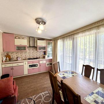 Продам 2 к.квартиру. 2эт/9эт, кирпич! Кухня -19кв.м