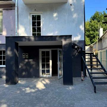 Квартира в центрі міста на 1-му поверсі — 47 м² з власною терасою