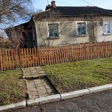 Продається половина двоквартирного будинку з ділянкою в смт. Локачі