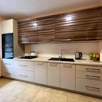 Молодіжна, 17