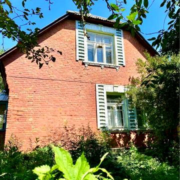 Продам двоповерховий будинок в центрі міста.