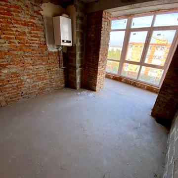 2 кімнатна квартира з панорамними вікнами в центрі в зданому будинку.