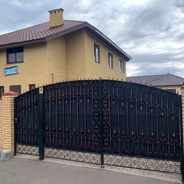 Дом 7-ком., р-н Центр 260 м²+ банный комплекс с гаражом(160м²)