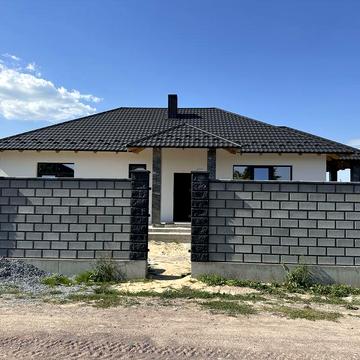 Новий цегляний, одноповерховий будинок біля Луцького кільця