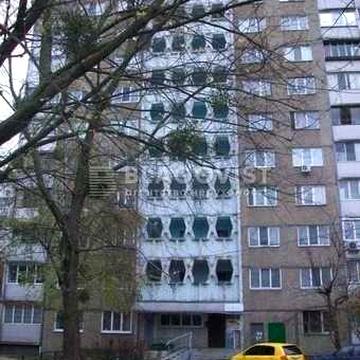 Простора 2-кімнатна квартира на 1-му поверсі на Подолі