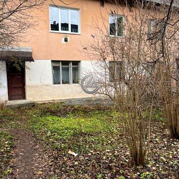 Двокімнатна поруч з парком.