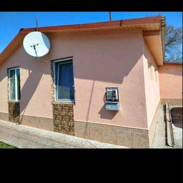 Будинок з молодим садом