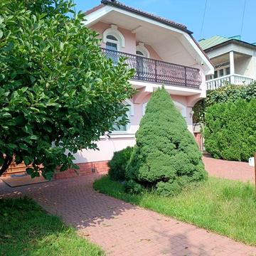 М.Хуст вул. Львівська 163 . дуже хороша планіровка з літнім домиком.