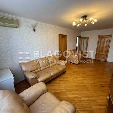 Продаж квартири вул.Іллєнка Юрія (Мельникова)63,  70кв.м, 3кімн.