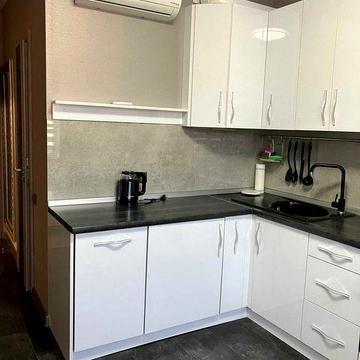 Сахарова/Бочарова, добротная квартира в новом доме, газ, охрана