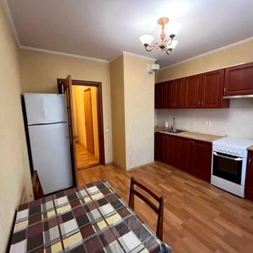 Анни Ахматової вул., 28