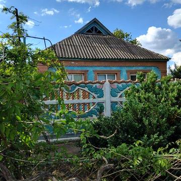 Продається будинок разом із складським приміщенням
