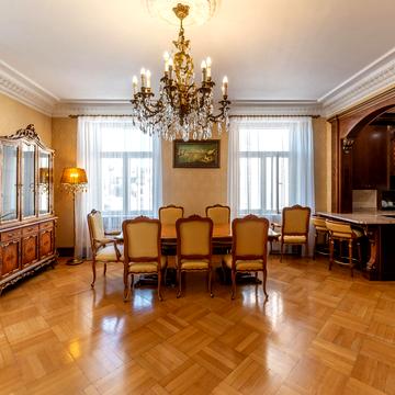 Пилипа Орлика вул., 6