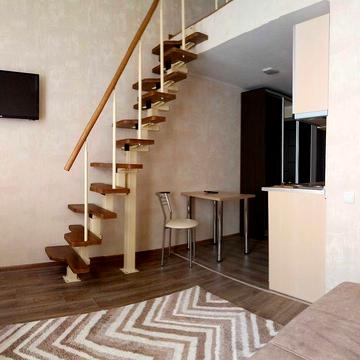 G9  2-рівнева гостинка з дизайнерським ремонтом біля метро