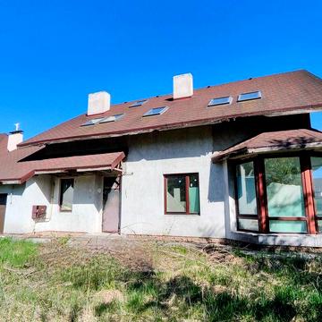 Двоповерховий будинок в закритому котеджному містечку