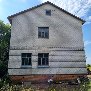 Мала Дівиця, Будинок двоповерховий та земельні ділянки