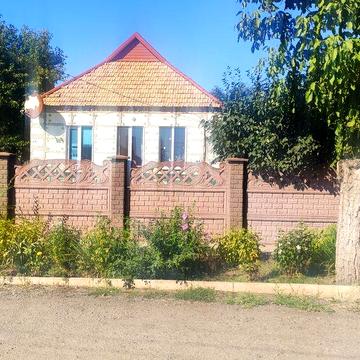 Продаю дом на Карачунах.4Комнаты..Рядом остановка ,школа ,садик.