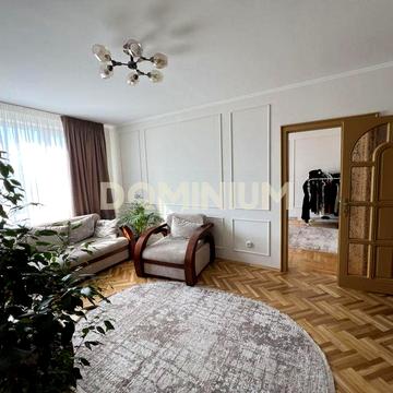 Продається 5-ти кімнатна квартира в самому центрі м. Хуст