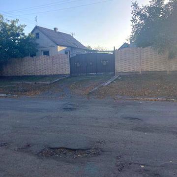 Продам Дом в центрі села з будинком продається земельна ділянка 20 сот