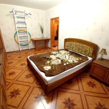 Анни Ахматової вул., 6