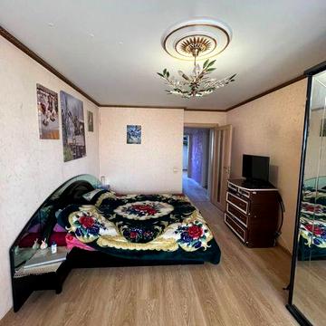 Продаю большую 2 комнатную + кухня студия Квартиру ( Центр ) Чкалова