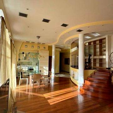 Двоповерхова квартира (без комісіі )Хрещатик . 2хв від м. Театральна