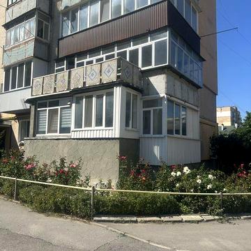 Продам 4-кімнатну квартиру в центрі міста,район військового училища