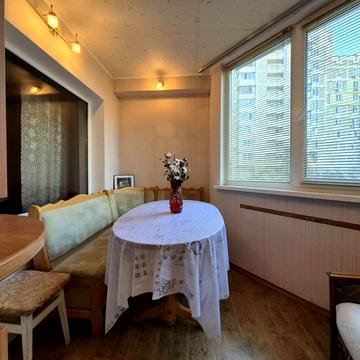 Ревуцького вул., 7