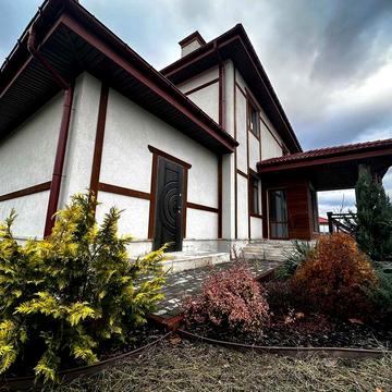 Стильний будинок в неймовірній локації серед сосен