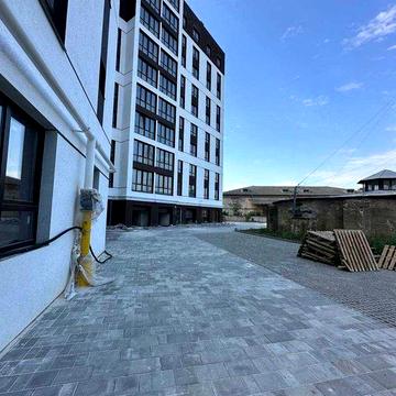 Простора 2-кімнатна квартира з кухнею-студією біля міського озера ЖК Атмосфера